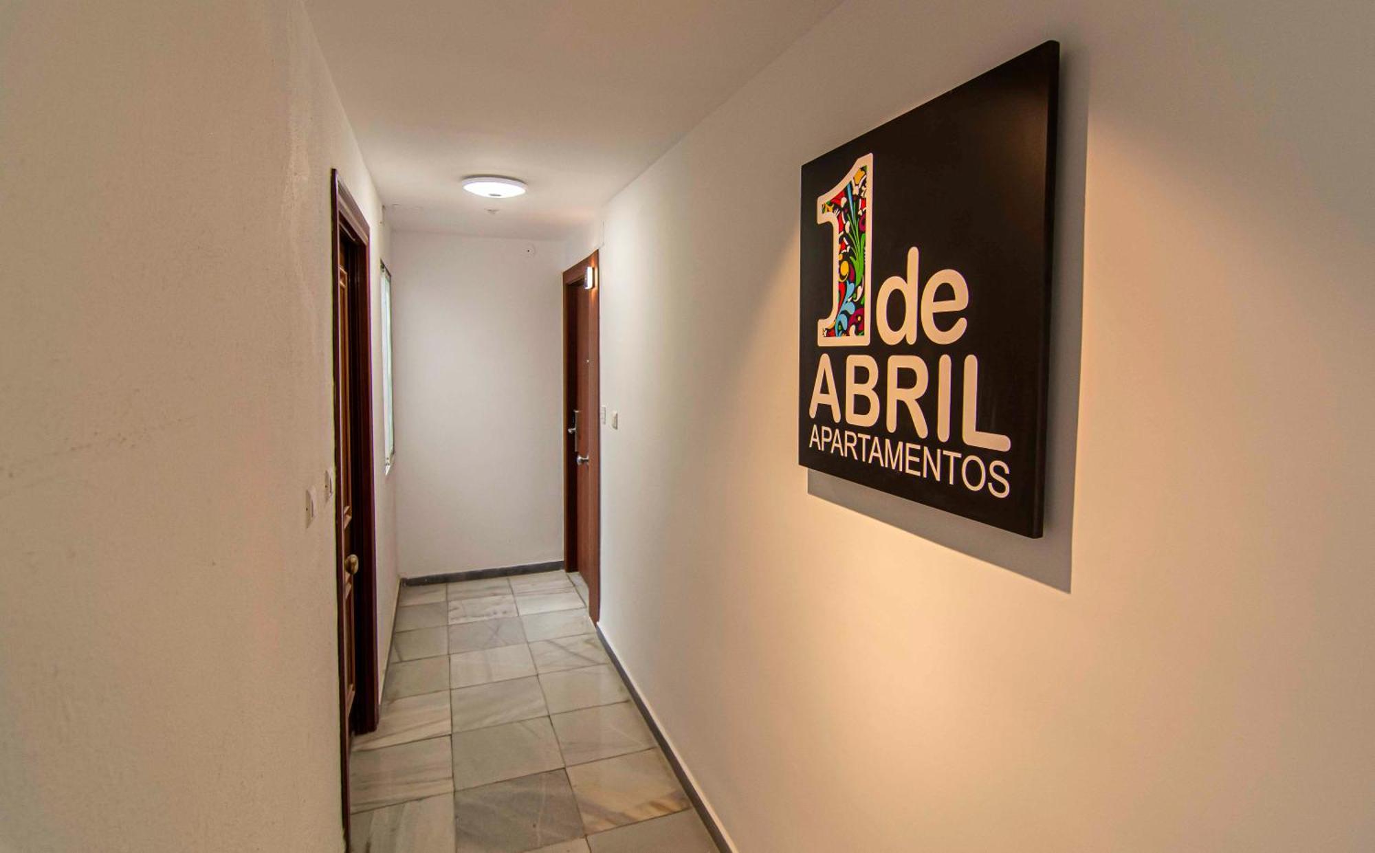Apartamentos 1 Abril Малага Екстер'єр фото